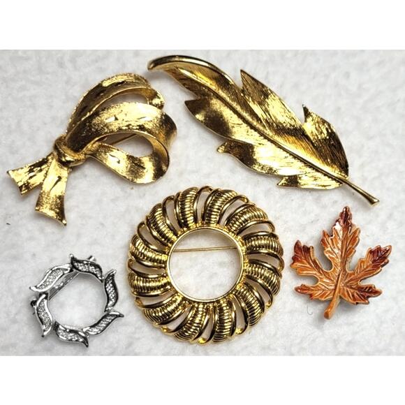 All Signed Brooches 5 Pc Lot Leaves Wreath Circle Napier JJ Gerry's Goldtone - Picture 1 of 5